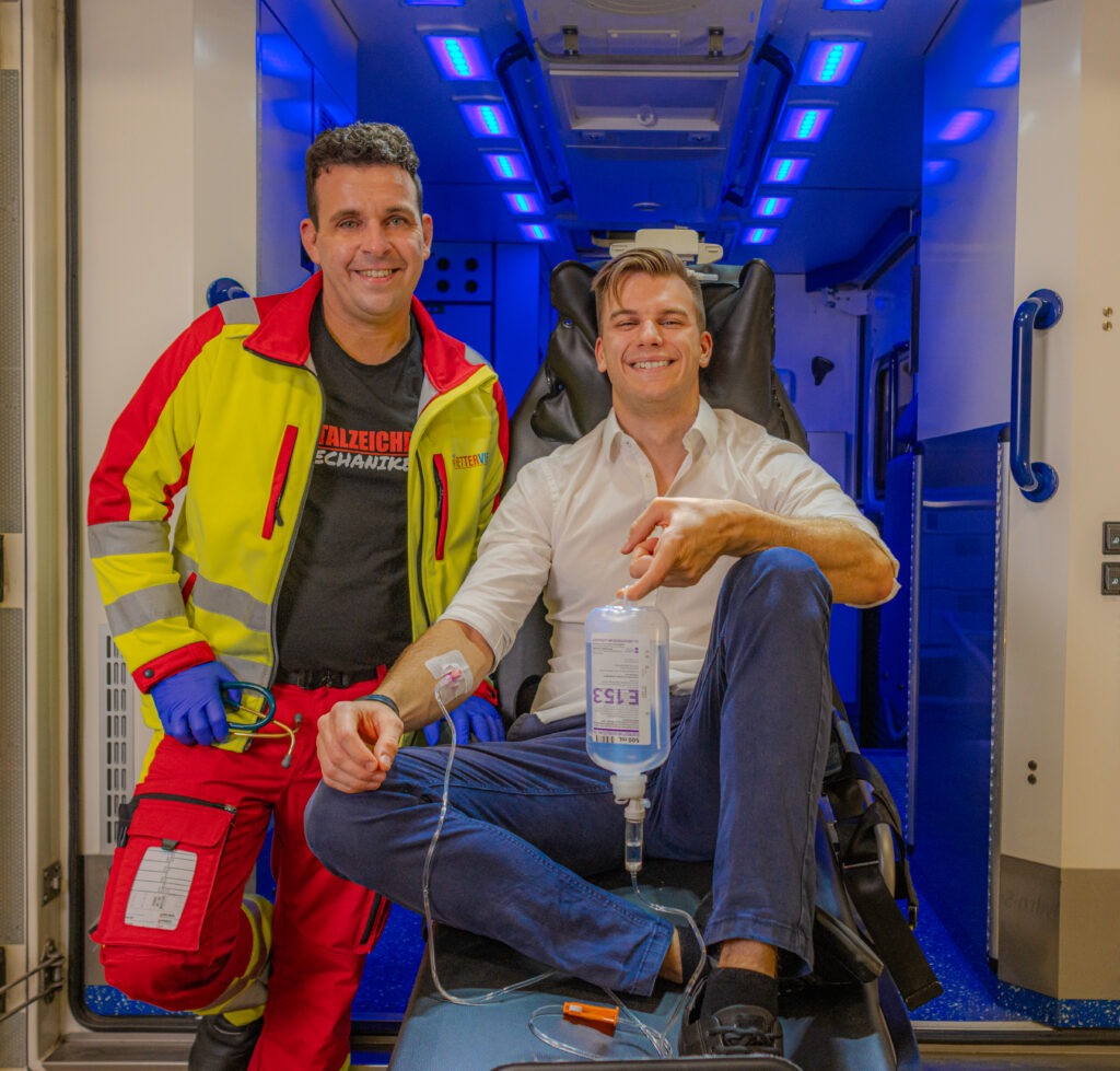 Samy Splint & Max trapp (v.r.n.l) sitzen stellen sich als neues Team vor . Max sitzt auf einer Trage und Samy als sanitäter links daneben